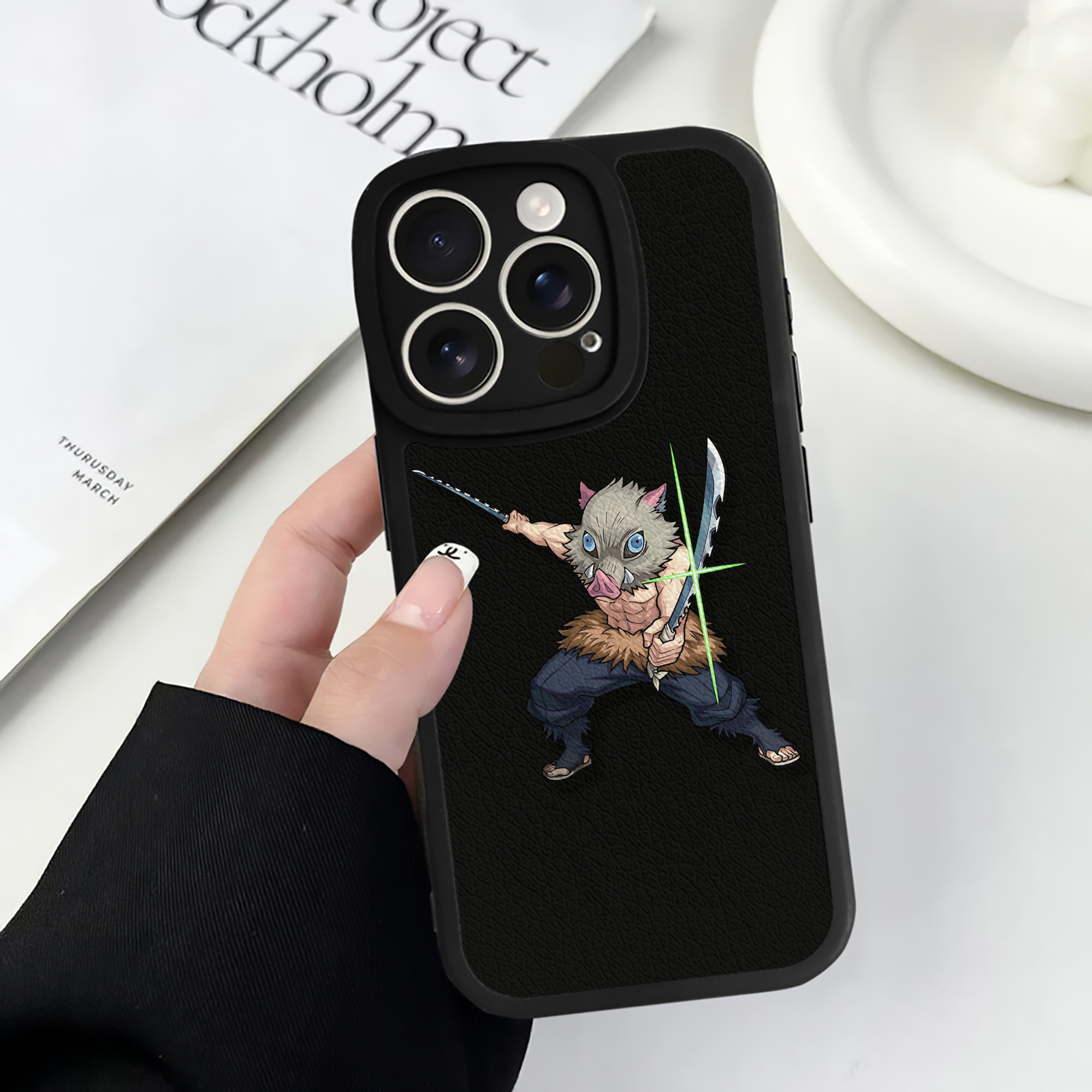 （画像用） 鬼滅の刃（きめつのやいば）嘴平 伊之助／はしびら いのすけ Hashibira Inosuke 【iPhone 16シリーズ対応】シリコンスマホケース（レザー調） 材質：シリコン